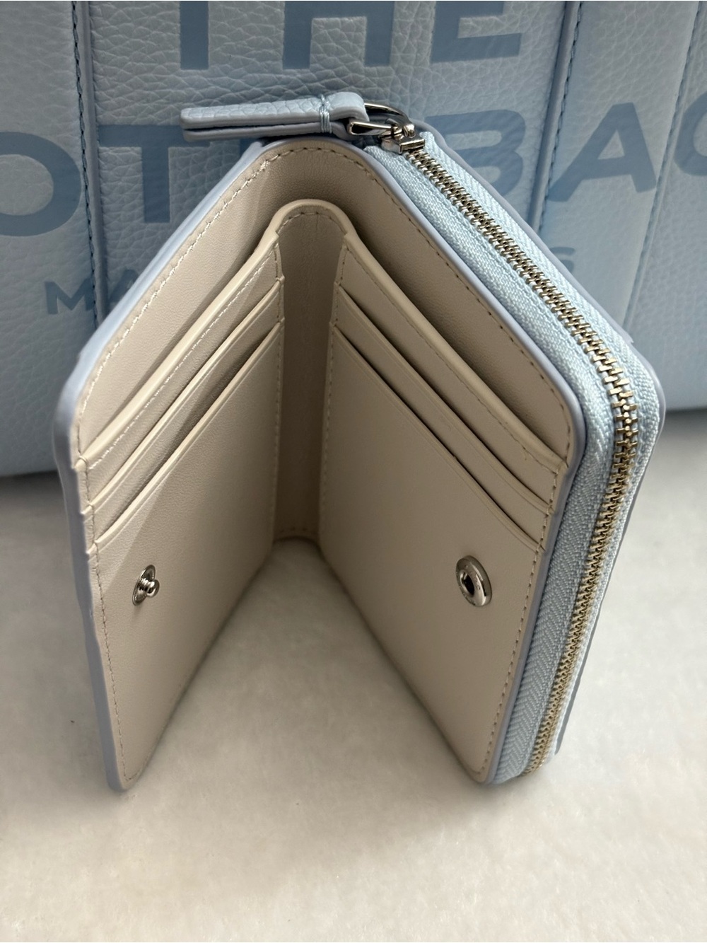 MARC JACOBS THE LEATHER SMALL TOTE BAG & MATCHING WALLET — CLOUD BLUE - Picture 10 of 16